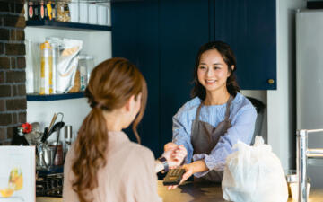 接客中のカフェ店員
