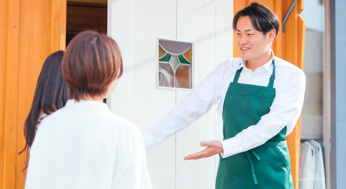 アテンドする飲食店店員