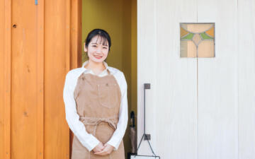 入り口で案内する女性店員