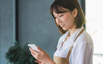 スマホを見る女性