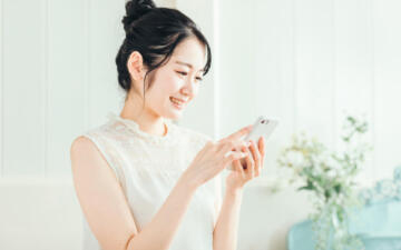スマホ操作する女性