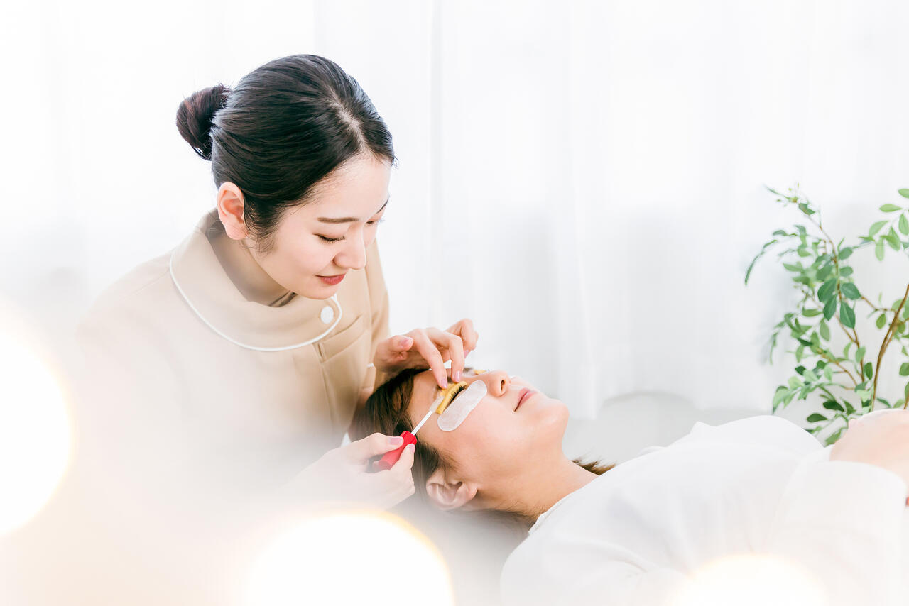 アイリストの独立｜開業方法や必要資格・費用を解説！【開業チェック無料DLあり】