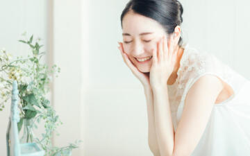 スキンケア中の女性